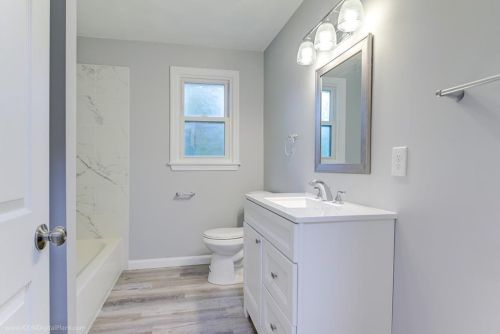 121 Fir Ave, Tiverton RI  02878-1640 exterior