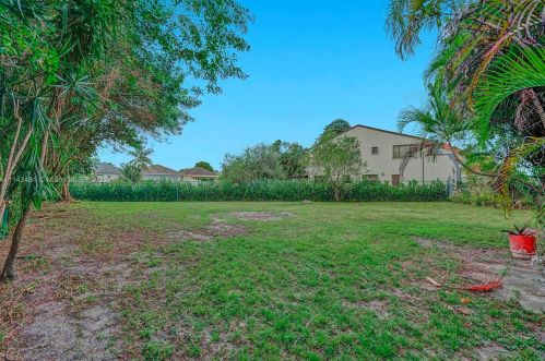 7692 Oakmont Cir, Hialeah FL  33015-2046 exterior