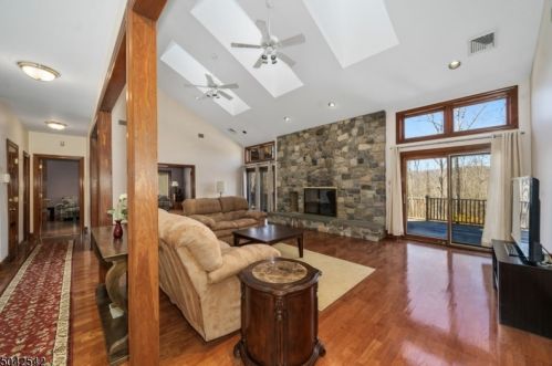 647 Mtn Rd, Sparta NJ  07871-3210 exterior