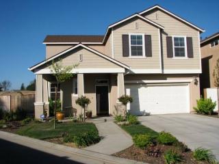 3788 Persimmon Ln, Fresno, CA 93711-5932