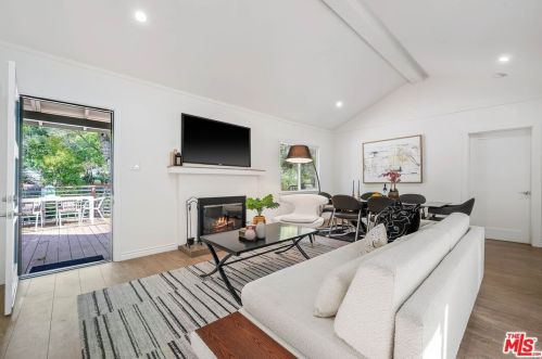 3985 Alta Mesa Dr, North Hollywood CA  91604-4010 exterior