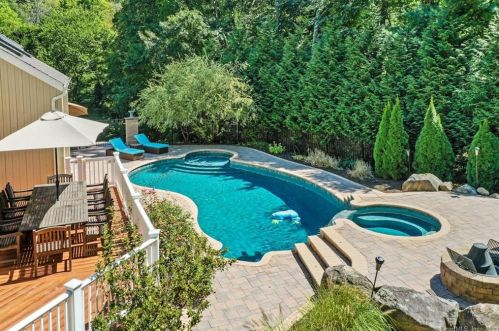 9 Beaver Bog Rd, Danbury, CT 06812-2701