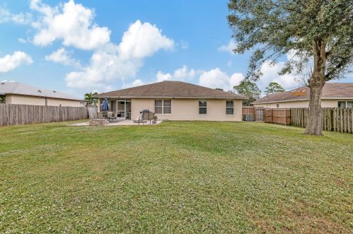 1910 Dorado Ln, Fort Pierce FL 34953-1826 exterior