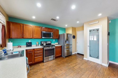 43123 Fleetwood Dr, Lancaster CA 93535-5213 exterior