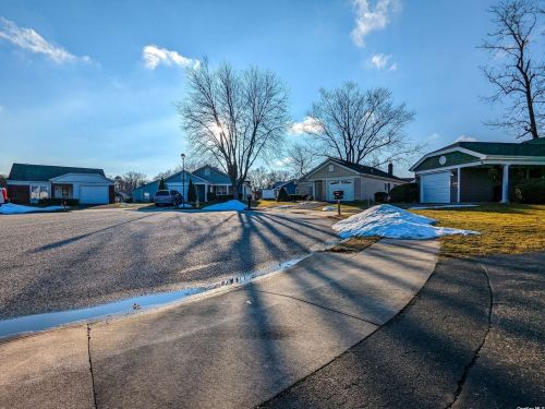 375 Larchmont Ct, Panamoka NY  11961-2001 exterior