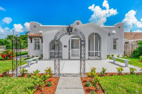 735 Hunter St, West Palm Beach, FL 33405-4227