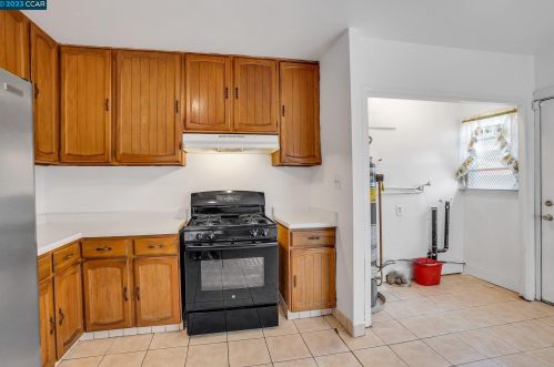 8100 Hillside St, Oakland CA 94603-1921 exterior