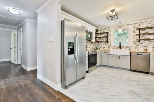 8 Justin Ave, Salem NH  03079-2319 exterior