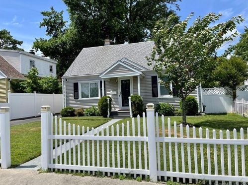326 Ruth St, Bridgeport, CT 06606-3454