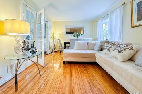 20 Garnet Pl, Floral Park, NY 11003-3632