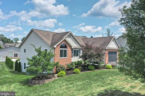 5126 Hickory View Dr, Spring Grove, PA 17362-7870