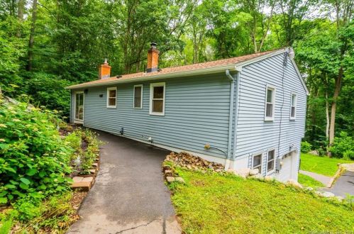 13 Bobwhite Trl, Gales Ferry CT  06335-2002 exterior