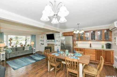 17 Chestnut St, West Islip, NY 11795-3208