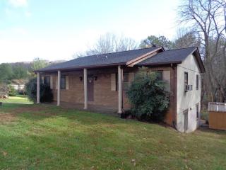 131 Kingswood Dr, Hendersonville, NC 28792-7085