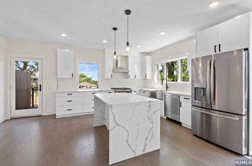 439 8th St, Palisades Park, NJ 07650-2307