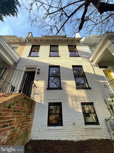 829 Kentucky Ave, Washington, DC 20003-3115