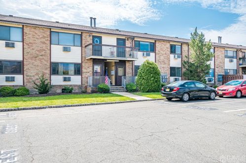 513 Cricket Ln, Woodbridge, NJ 07095-1535