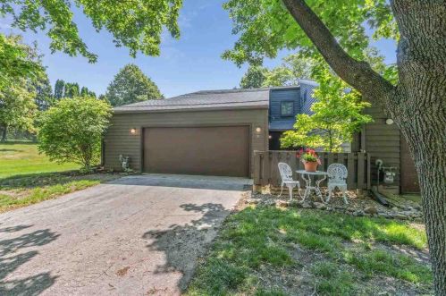 71 Webster Heights Dr, Green Bay, WI 54301-2327