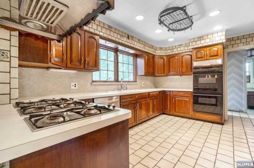 824 Norgate Dr, Ridgewood NJ 07450-2118 exterior