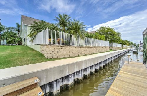 413 Islebay Dr, Ruskin FL  33572-3332 exterior