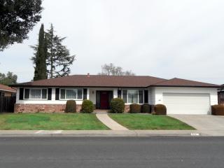 990 Gest Dr, Mountain View CA  94040-4011 exterior
