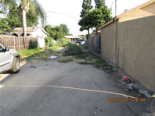 7027 Somerset Blvd, Paramount, CA 90723-3903