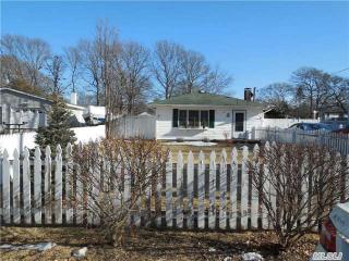 18 Allanwood Dr, Smith Point, NY 11967-4006