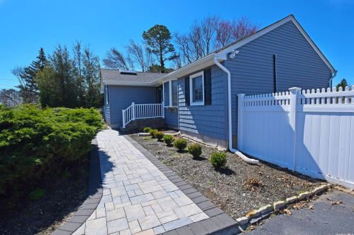 1654 Feureisen Ave, Bohemia, NY 11716-1527