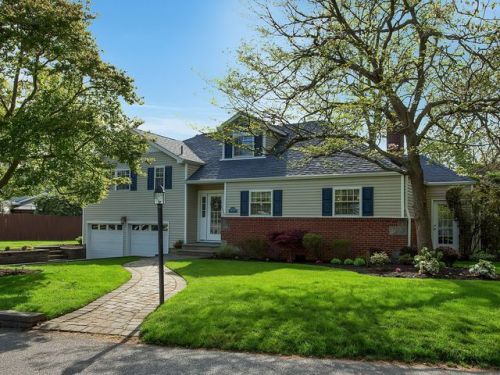 3 Gamecock Ln, Babylon, NY 11702-3101