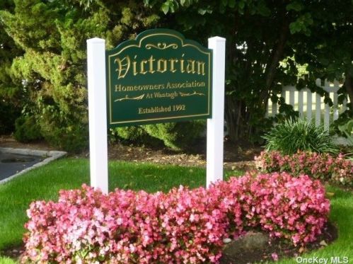 1 Ridgewood Dr, North Wantagh, NY 11793-3367