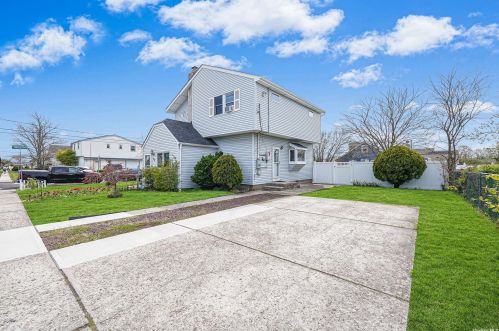 88 Doges Promenade, North Lindenhurst NY  11757-6408 exterior