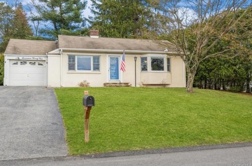 1724 Summit St, Yorktown Hgts NY  10598-4620 exterior