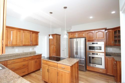 43 Cambridge Dr, Waterbury, CT 06712-1558