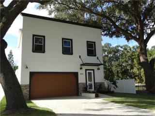 2224 Tamisola St, Sarasota, FL 34237-8041