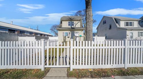 47 Chapman Pl, Bayshore, NY 11706-7434