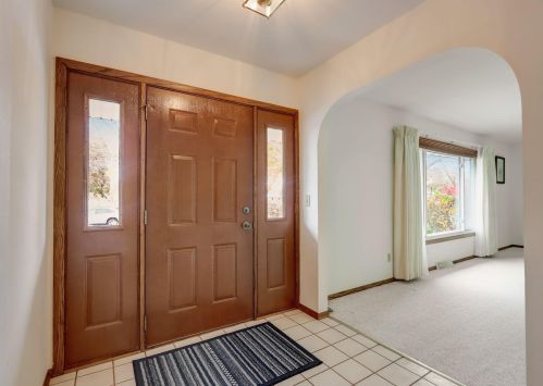 619 Cheyenne Dr, Waukesha, WI 53188-4607