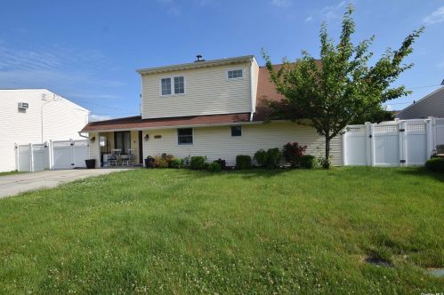 153 Spindle Rd, Hicksville, NY 11801-6246