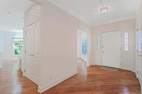 6 Club Pointe Dr, White Plains, NY 10605-4463