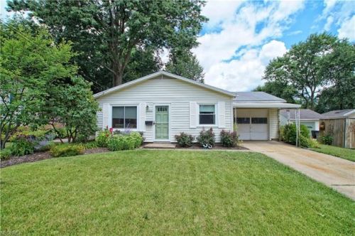 2215 Santom Rd, Cuyahoga Falls, OH 44224-4130