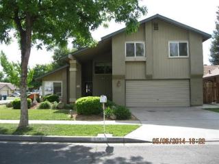 5251 Vernal Ave, Fresno, CA 93722-6106