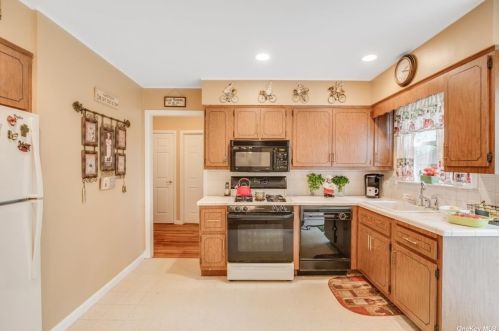 7 Parkview Cir, Bethpage NY  11714-2309 exterior