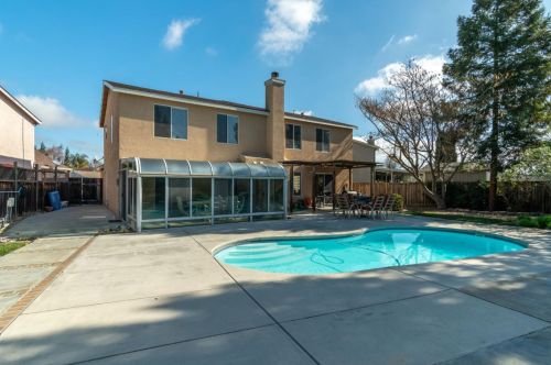 2070 Carousel Dr, Hollister CA  95023-5665 exterior