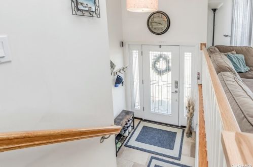 825 Surf St, North Lindenhurst, NY 11757-6239