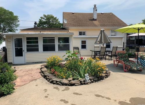 1358 Pine Acres Blvd, Bayshore, NY 11706-5430