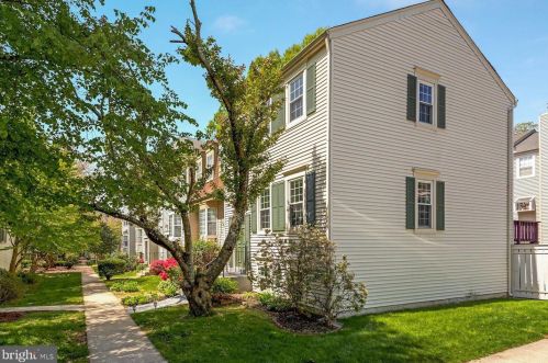 2376 Hunters Square Ct, Herndon VA  20191-2818 exterior