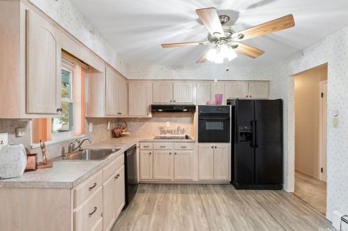 223 Essex St, Babylon NY  11704-2025 exterior