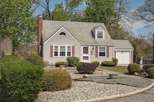 10 Pilgrim Cir, Warwick, RI 02888-3925