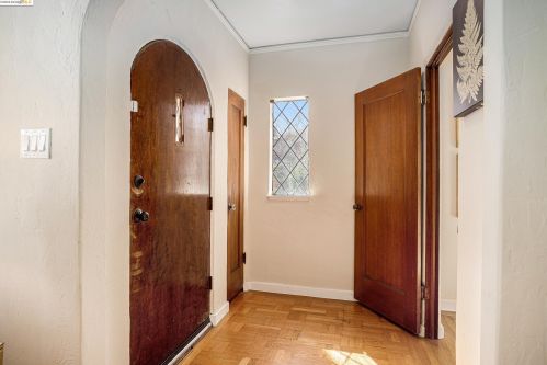 1 Kingsland Pl, Oakland CA  94619-2608 exterior