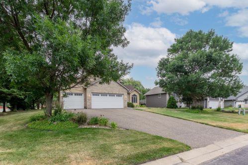 10026 Pin Oak Ct, Minneapolis, MN 55443-1772