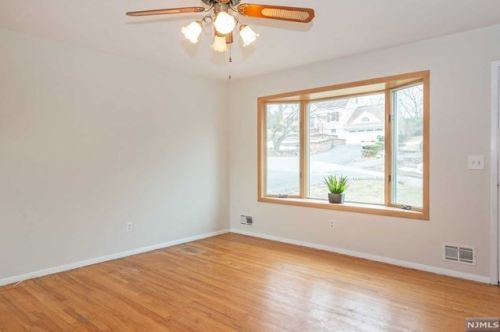 69 Mcnomee St, Oakland, NJ 07436-2608